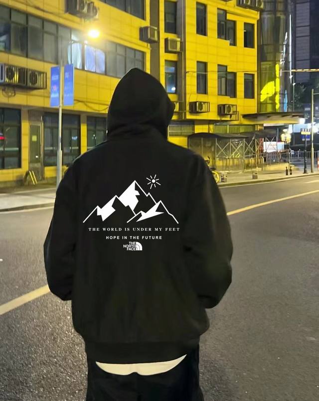 W23加绒 The North Face 北面极限运动新主题春季连帽加绒卫衣 本款采用新疆长绒棉420G纯棉面料，不起球不褪色不变形，质量超级好，柔软的让你爱不