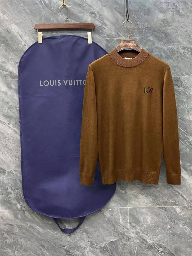 Lv 路易威登3标齐全 经典刺绣徽标半高领毛衣 精品羊毛混纺毛衫 男女款高端定制臻品系列 隶属品牌高端主线 专利顶级纱线混纺 以创新来阐释常规款式 面料的配置更