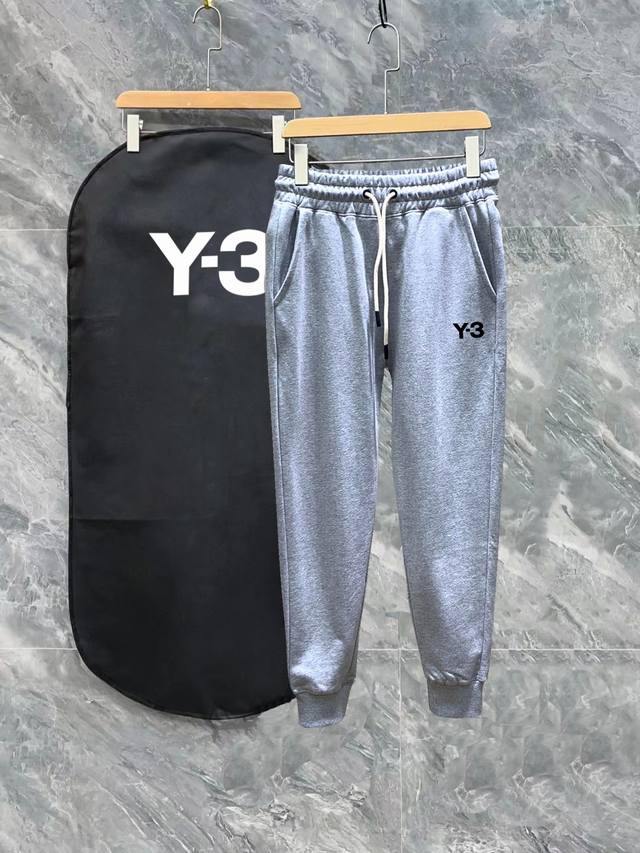 Y-3 24Ss 秋冬秀款 修身线条精美简约logo运动裤 国内代工厂出口 供应顶级品牌的面料 360G克重 兼容所有身材 腰部松紧带黑白抽绳设计 定制抽绳口袋