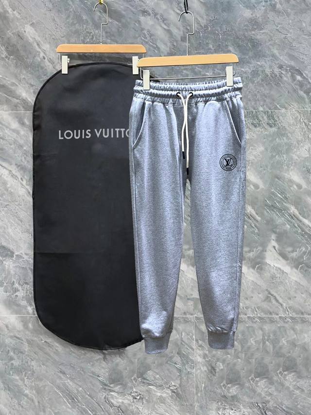 Lv 路易威登24Ss 秋冬秀款 修身线条精美简约logo运动裤 国内代工厂出口 供应顶级品牌的面料 360G克重 兼容所有身材 腰部松紧带黑白抽绳设计 定制抽