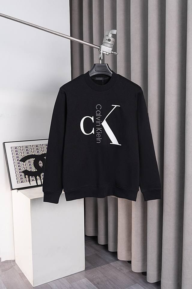 款号：He Calvin Klein Ck胸前大标字母刺绣经典圆领卫衣 衣服面料采用400克高克重纯棉毛圈面料，上身舒适保额有型，同缸宽松螺纹无色差，胸前经典c