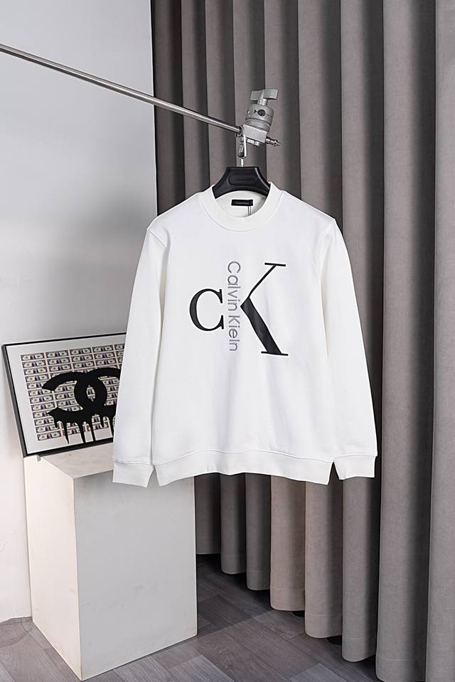 款号：He Calvin Klein Ck胸前大标字母刺绣经典圆领卫衣 衣服面料采用400克高克重纯棉毛圈面料，上身舒适保额有型，同缸宽松螺纹无色差，胸前经典c