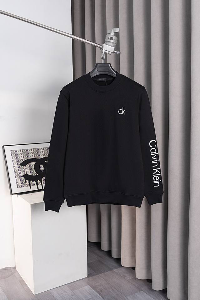 款号：He112 Calvin Klein Ck胸前刺绣小标字母圆领卫衣 衣服面料采用400克高克重纯棉毛圈面料，上身舒适保额有型，同缸宽松螺纹无色差，胸前ck