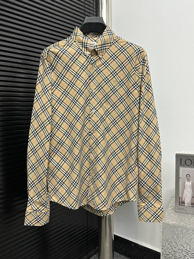 高品质 Burberry 巴宝莉24Ss新款刺绣格纹棉质衬衫 轻盈设计点缀品牌b字型盾牌刺绣，灵感源自马术骑士徽标 Ekd 纽扣开合，领尖扣衣领，单扣式袖口，弧