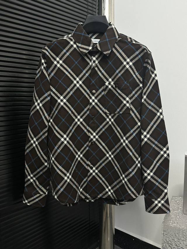 Burberry 巴宝莉 24Fw 格纹衬衫 选用羊毛面料打造，于意大利工坊精纺而成。装饰 Burberry 格纹，呈现宽松版型。 尺码：S-Xl