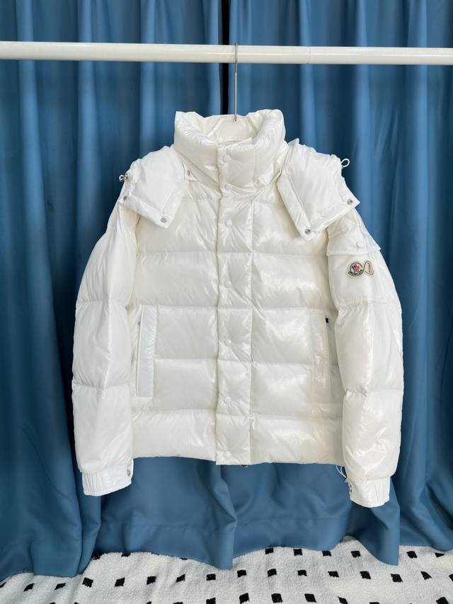 隔天 Moncler 盟可睐 蒙口 Maya 70周年限定款 短款羽绒服 颜色：黑色，象牙白 尺码：1码，2码，3码，4码，5码，6码 描述： Moncer M