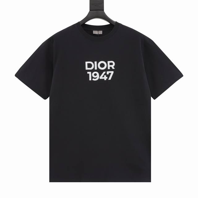 款号y546 Dior 迪奥cd 1947绣花短袖t恤 本款t恤是二零二四春季男装系列新品，展示 Dior 47 标志印花，向 Dior 承传以及这一具有历史意