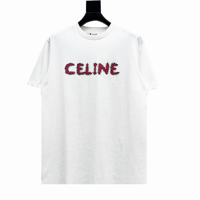 款号y312 Celine 赛琳 铆钉字母印花基础款短袖t恤 Ce气质清爽干净的短袖t恤 夏天t恤季到了，你准备好了吗？！精选厚实的平织棉布制作，面料质感瓷实很