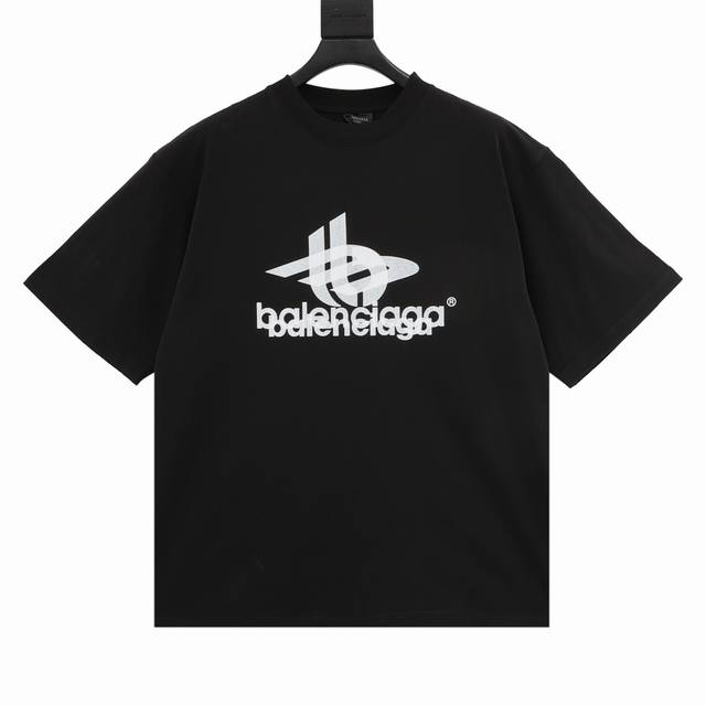 款号y509 Balenciaga 巴黎世家 重叠字母印花圆领短袖 采用双纱平纹，100%棉，32支双纱棉高密布，面料用的是国产新疆优质棉纱，新疆棉花是国产棉花