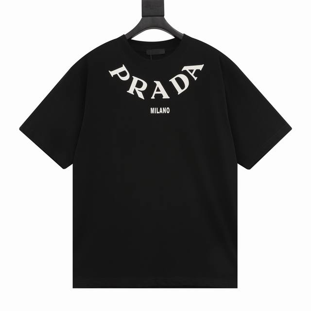 款号y513 Prada 普拉达prd24Ss领口项链大字母logo短袖t恤 胸前口袋设计搭配标志着三角标彰显品牌格调超级洋气简约不简单 Logo超级显眼标志性