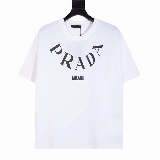 款号y513 Prada 普拉达prd24Ss领口项链大字母logo短袖t恤 胸前口袋设计搭配标志着三角标彰显品牌格调超级洋气简约不简单 Logo超级显眼标志性