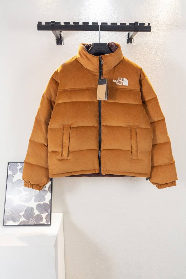 顶级版本 款号b901 The North Face Tnf 北面 23Aw 92S限定款灯芯绒两面穿羽绒服有备用防雨帽隐藏折叠在衣领内灯芯绒一面前后胸采用刺绣