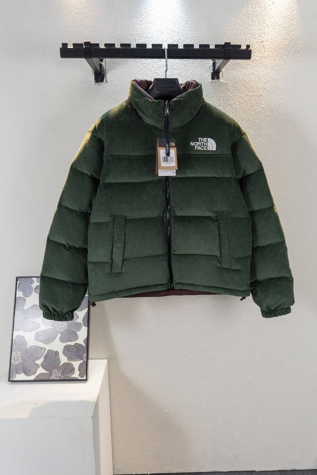 顶级版本 款号b901 The North Face Tnf 北面 23Aw 92S限定款灯芯绒两面穿羽绒服有备用防雨帽隐藏折叠在衣领内灯芯绒一面前后胸采用刺绣