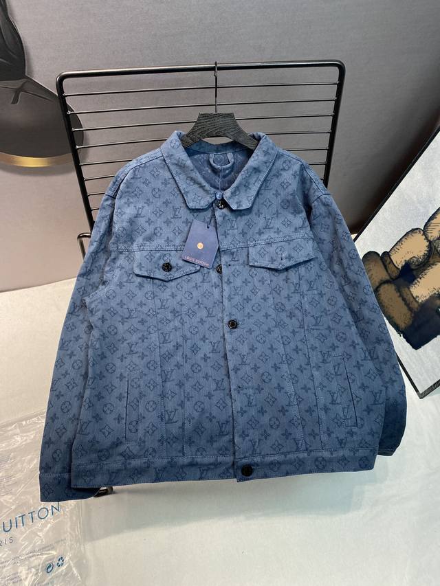 Louis Vuitton Lv路易威登满印提花牛仔夹克外套 整体衣服设计感十足 经典满印lv字母logo无论是看起来还是穿起来都是很高级 完全百搭任何人 满印