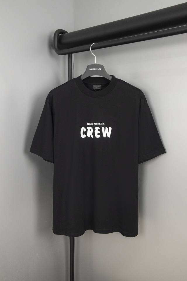 Balenciaga 巴黎世家24Ssblcg Crew 标语t恤短袖 定织定染 面料，每一件面料都做过洗水处理， Crew 标语印花采用 进口浆料，印花清晰透