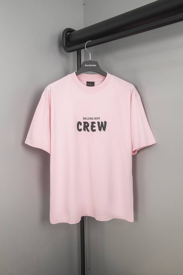 Balenciaga 巴黎世家24Ssblcg Crew 标语t恤短袖 定织定染 面料，每一件面料都做过洗水处理， Crew 标语印花采用 进口浆料，印花清晰透