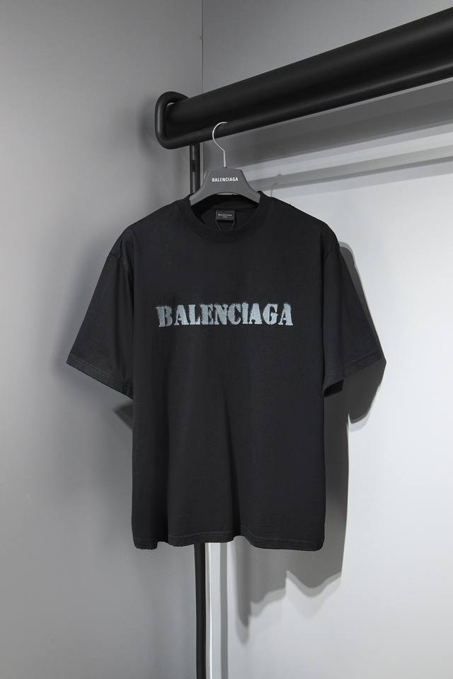 Balenciaga巴黎世家 春夏2024Ss 官网限定前后模糊字母印花短袖t恤 购入原版开模打造，全套定制辅料，细节决定成败。 面料:规格采用实打实240G1