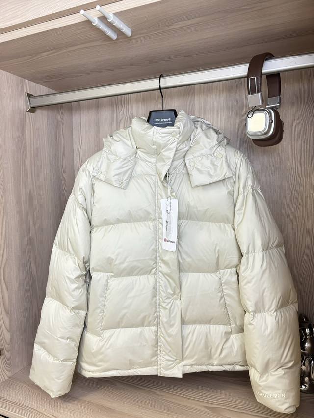 Lululemon 露露乐蒙 三色齐发 Wunder Puff 系列纯色字母徽标防风五格连帽羽绒服 女款 -面料：原版一比一定织定染。采用 Softmatte面