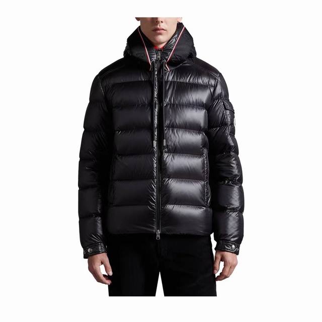 羽绒服- 羽绒上新moncler 秋冬新品 Pavin短款男士羽绒服夹克外套pavin羽绒夹克是moncler的经典款式，箱型造型设计，兜帽点缀三色饰边 Pav