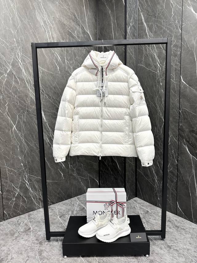 羽绒服- 羽绒上新moncler 秋冬新品 Pavin短款男士羽绒服夹克外套pavin羽绒夹克是moncler的经典款式，箱型造型设计，兜帽点缀三色饰边 Pav