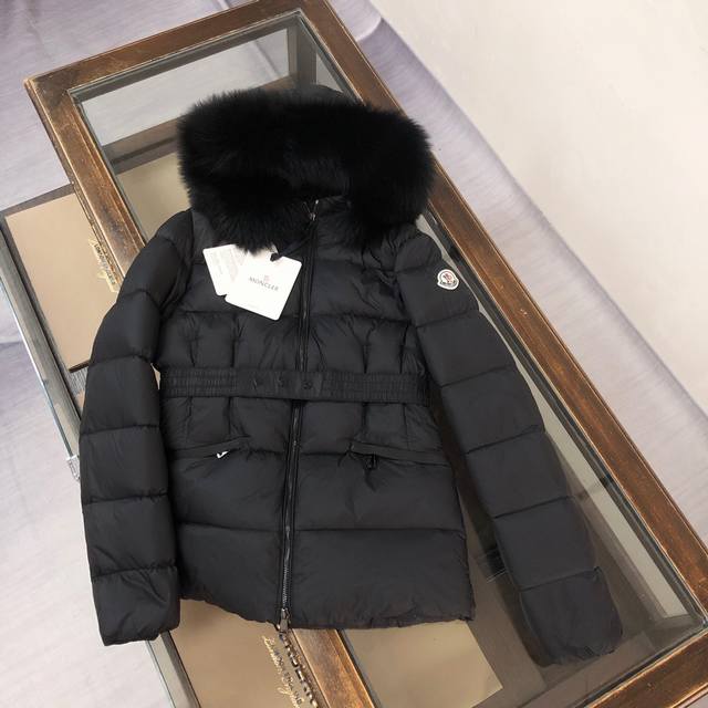 Moncler 蒙口 女款连帽短款羊毛毛领羽绒服，原版打造1:1 后面有松紧收腰带，外加配色活动腰带，面料柔软舒适，90绒蓬松度好，修身剪裁上身轻盈利落保暖不臃