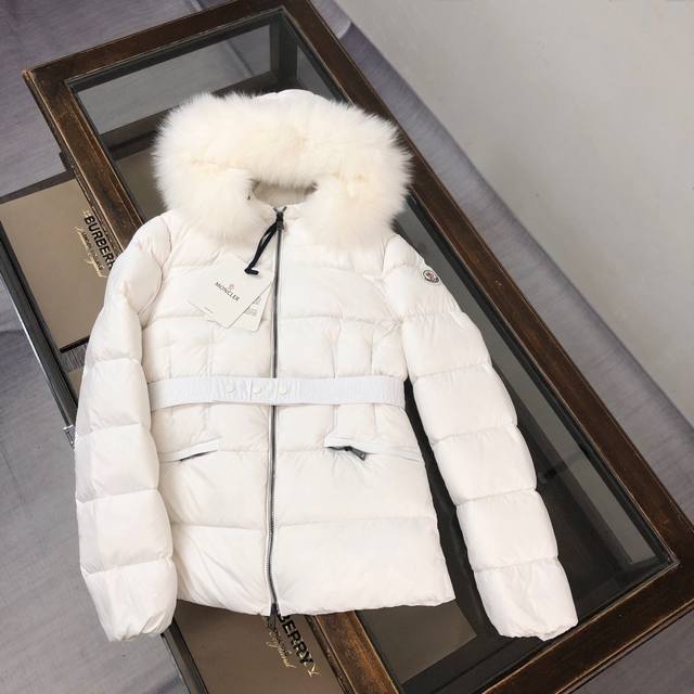 Moncler 蒙口 女款连帽短款羊毛毛领羽绒服，原版打造1:1 后面有松紧收腰带，外加配色活动腰带，面料柔软舒适，90绒蓬松度好，修身剪裁上身轻盈利落保暖不臃