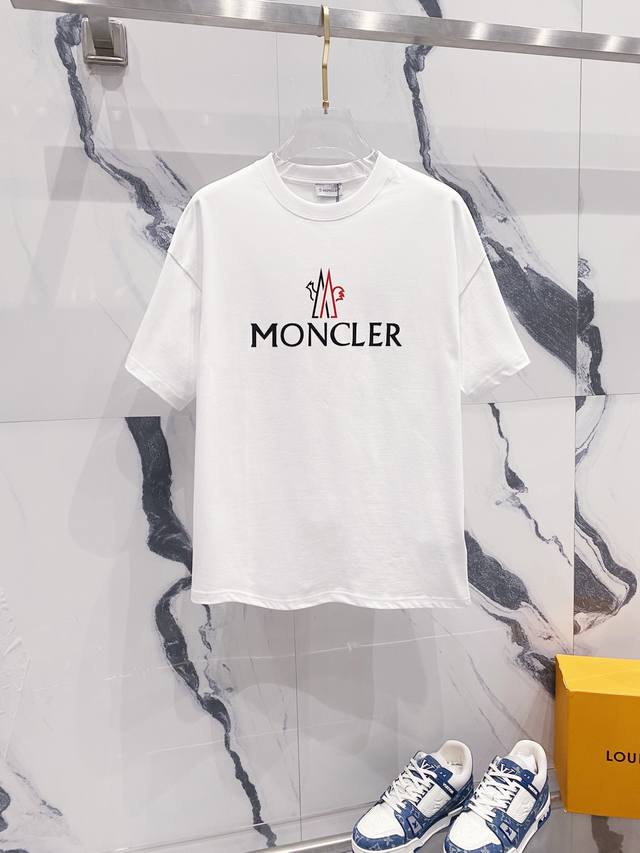 Moncler 蒙口 260克圆领短袖t恤 简约字母红白logo印花 手袖小徽章 官方同步 高版本 高品质 时尚个性 百搭潮流 纯原品质 原版面料 吊牌 领标