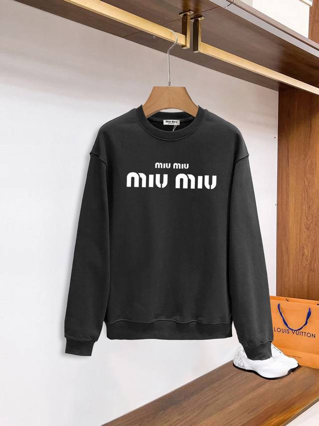 缪缪 Miumiu官网 新款字母印花双层重工字母图案不管是t桖还是卫衣都是每年的爆款单品 前幅大面积印花采用大康丽数码印花机直喷 成本极高 经过多次的调试打版图