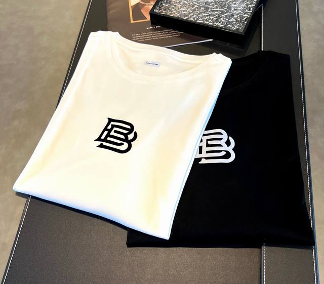 丝光棉 长t Balenciaga～字母植绒工艺搭配丝光棉长袖内搭外搭都很简奢，闭眼入的款！ 颜色：黑 白 码数：M~3Xl