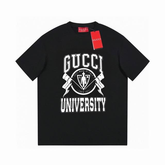 Gucci 古驰 2025官网新款 定制270G双纱纯棉面料 已洗水处理 不变形 不掉色 数码喷印旗帜字母logo 男女同款 短袖 颜色：黑色 尺码：Xs-L