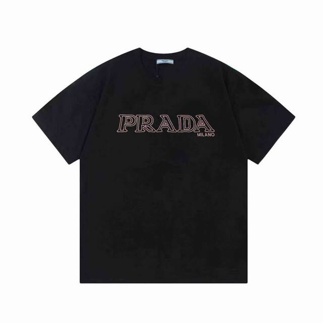 Prada 普拉达 2025早春新款 定制270G双纱纯棉面料 已洗水处理 不变形 不掉色 进口机器高密度联名刺绣粉字母logo 男女同款 短袖t恤 颜色：黑色