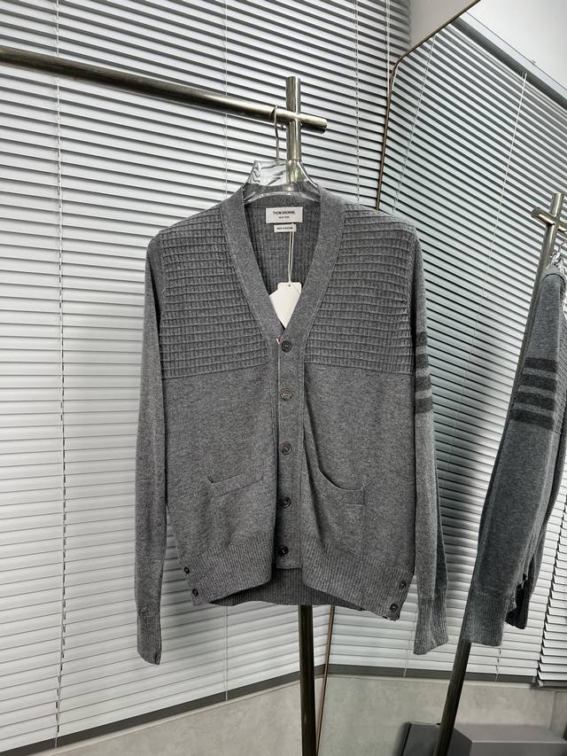 Thom Browne. 格纹四杠v领羊绒开衫 最新款超火的tb品牌，最经典的蓝色灰色四条杠羊绒开衫。100%美丽奴羊毛，毛织软糯细腻，精工细作，别具匠心！学院