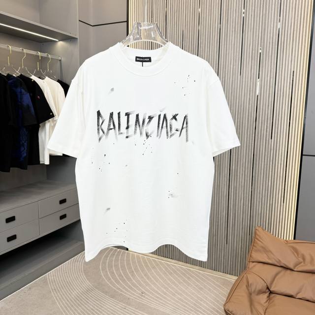 25Fw新款上新 Balenciag* 巴黎25Fw春夏新款圆领t恤 采用重磅320G双纱精梳棉材质 上身立体感强 标志性巴黎铁塔康直喷工艺 洗涤方式：面料仅限