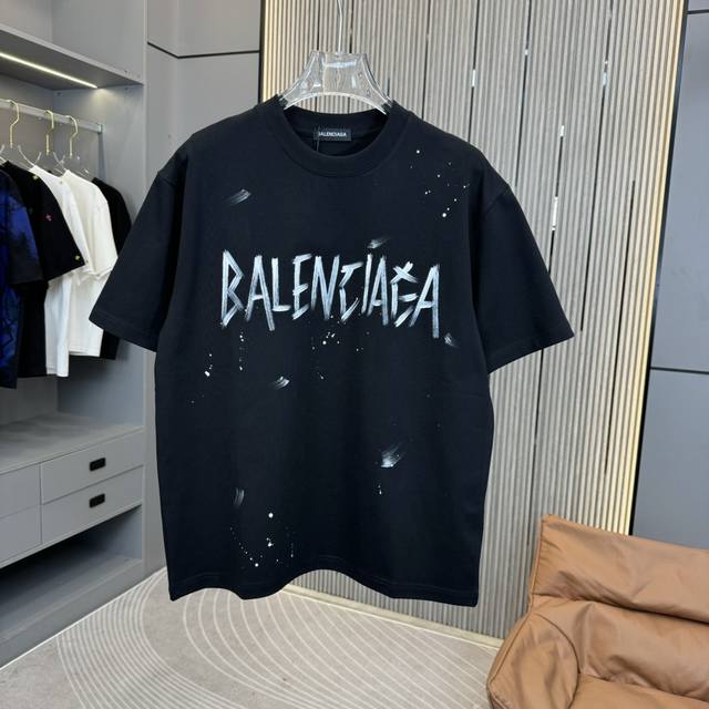 25Fw新款上新 Balenciag* 巴黎25Fw春夏新款圆领t恤 采用重磅320G双纱精梳棉材质 上身立体感强 标志性balenciaga手绘工艺 洗涤方式