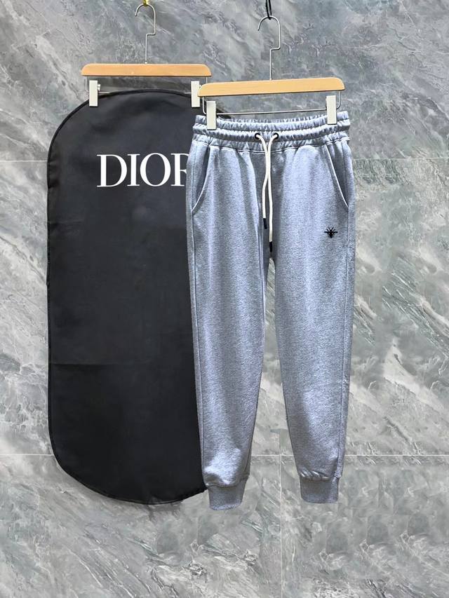 Dior 迪奥24Ss 秋冬秀款 修身线条精美简约logo运动裤 国内代工厂出口 供应顶级品牌的面料 360G克重 兼容所有身材 腰部松紧带黑白抽绳设计 定制抽