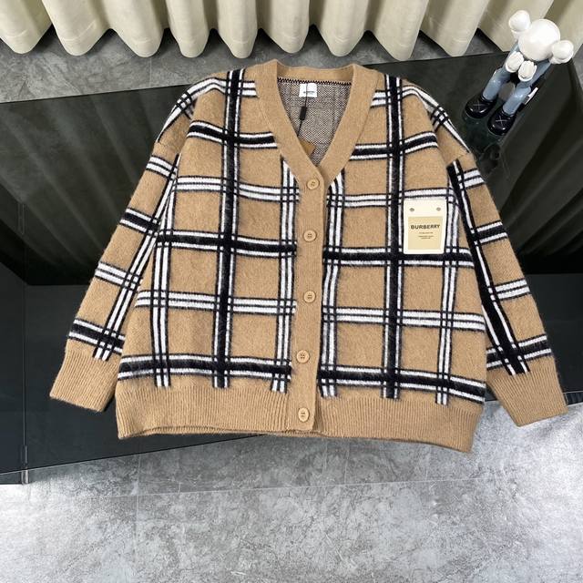 Burberry Bbr 巴宝莉 23Ss 格纹皮牌口袋针织经典开衫毛衣外套-顶级原单版本 Color：卡其色 Size：S M L 独家定制优质羊毛混纺纱线编