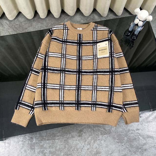 Burberry Bbr 巴宝莉 23Ss 格纹皮牌口袋针织经典款套头毛衣-顶级原单版本 Color：卡其色 Size：S M L 独家定制优质羊毛混纺纱线编织