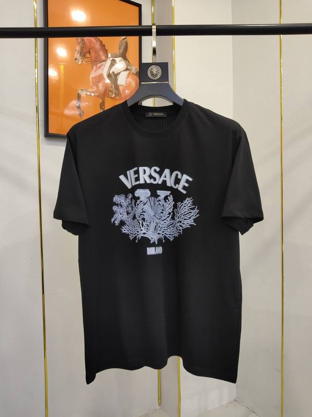 Versace 2024新品短袖，采用进口原版面料，胸口顶级新工艺logo图案，手感柔软细腻，不易变型，上身时尚帅气，档次极高，宽松版，码数：S一5Xl