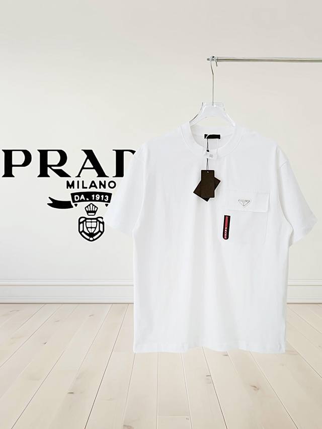 高版本]Prada 普拉达 微宽版型最新最顶级拼接款红条字母口袋融合金属三角标点缀经典短袖，最顶级的品质原单短袖，顶级制作工艺进口面料，款独特设计，采用进口高端