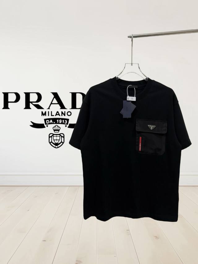 高版本]Prada 普拉达 微宽版型最新最顶级拼接款红条字母口袋融合金属三角标点缀经典短袖，最顶级的品质原单短袖，顶级制作工艺进口面料，款独特设计，采用进口高端