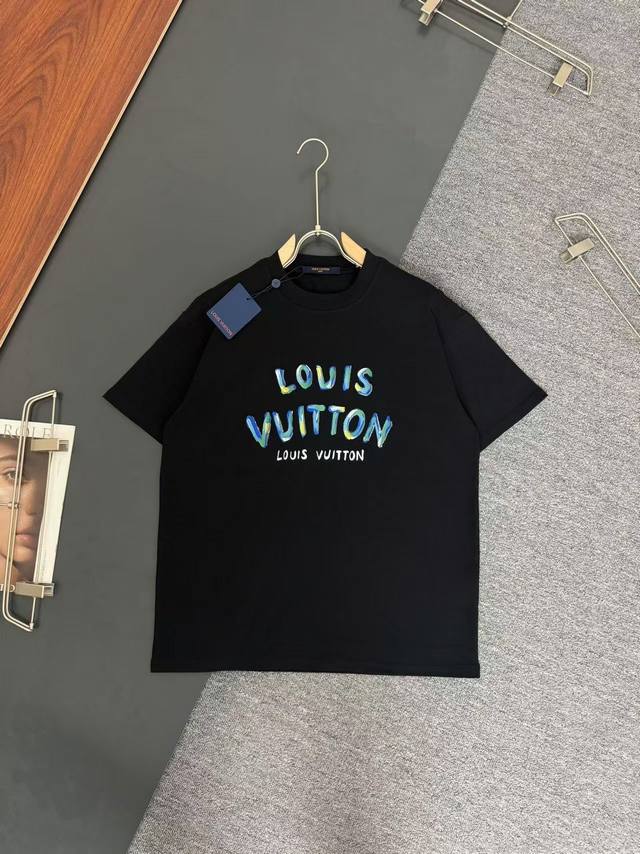 Lv*路易威登*280G克重磅纯棉t恤宽松版型 印花工艺logo设计 春夏新款圆领时尚短袖t恤 贴肤舒适，耐看又好穿 原厂工艺一丝不苟，休闲百搭必备款 颜色：白