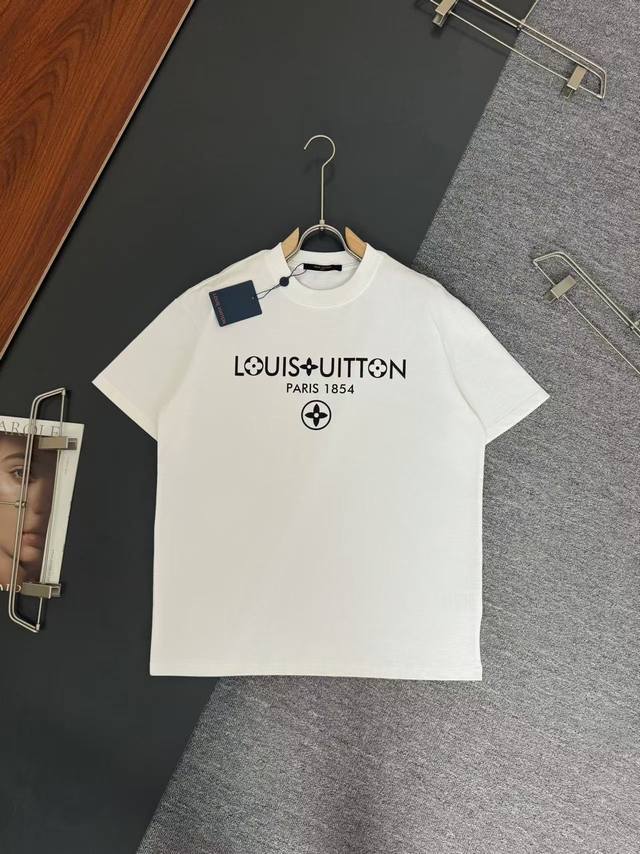 Lv*路易威登*280G克重磅纯棉t恤宽松版型 硅胶工艺logo设计 春夏新款圆领时尚短袖t恤 贴肤舒适，耐看又好穿 原厂工艺一丝不苟，休闲百搭必备款 颜色：白