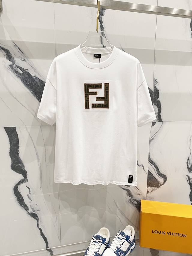 D Fendi 芬迪 260克圆领短袖t恤 双ff贴布刺绣logo设计 官方同步 高版本 高品质 时尚个性 百搭潮流 纯原品质 原版面料 吊牌 领标 水洗麦 三