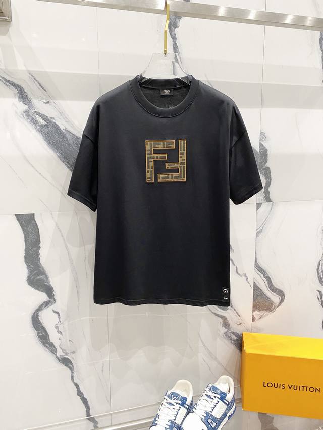 D Fendi 芬迪 260克圆领短袖t恤 双ff贴布刺绣logo设计 官方同步 高版本 高品质 时尚个性 百搭潮流 纯原品质 原版面料 吊牌 领标 水洗麦 三