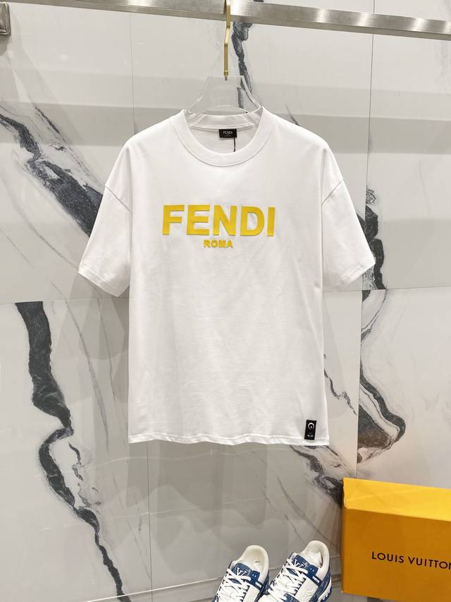 D Fendi 芬迪 260克圆领短袖t恤 黄色硅胶字母logo压胶标识 官方同步 高版本 高品质 时尚个性 百搭潮流 纯原品质 原版面料 吊牌 领标 水洗麦