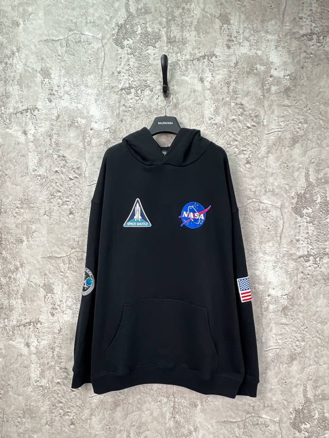 Balenciaga 巴黎世家 X Nasa联名款logo绣标连帽卫衣 黑色 男女同款 尺码：Xs. S. M. L 刺绣：直线挺直，曲线圆顺；针迹整齐，边缘无