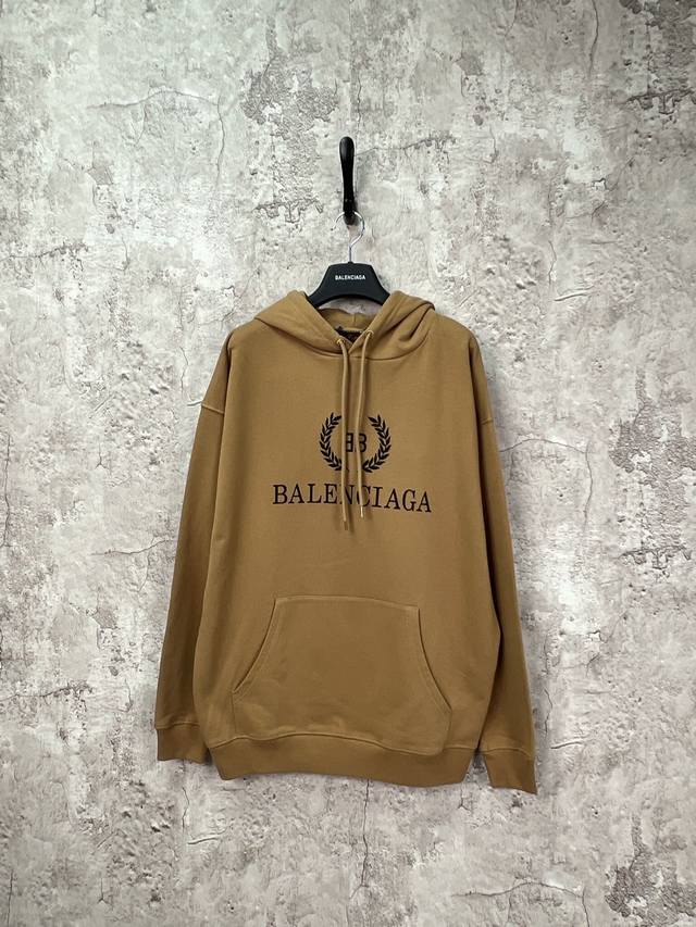 巴黎世家 Balenciaga 麦穗logo字母印花连体帽卫衣 卡其色 男女同款 尺码表：Xs. S. M. L 印花：印花材料采用安全环保无毒婴儿认证的材料；