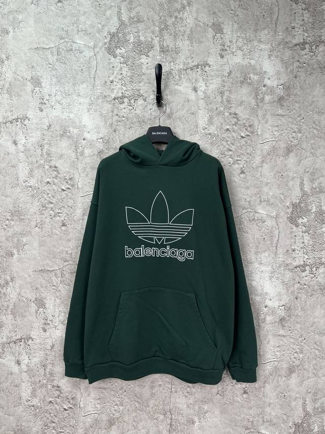 巴黎世家 Balenciaga 三叶草联名印花连体帽卫衣 深绿色 男女同款 尺码表：Xs. S. M. L 印花：印花材料采用安全环保无毒婴儿认证的材料；印花轮