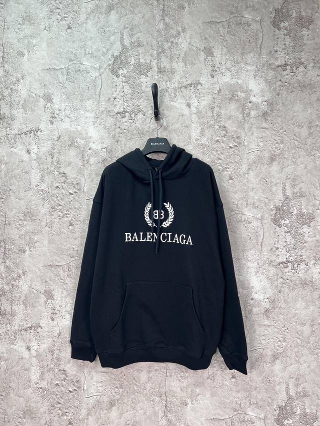 巴黎世家 Balenciaga 麦穗logo字母印花连体帽卫衣 黑色 男女同款 尺码表：Xs. S. M. L 印花：印花材料采用安全环保无毒婴儿认证的材料；印