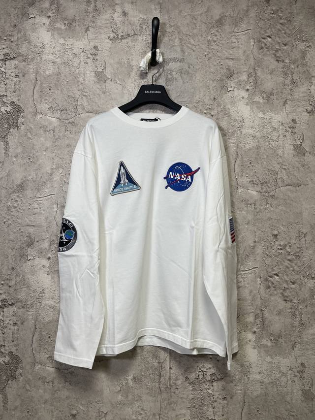 Balenciaga 巴黎世家 X Nasa 联名款太空船刺绣 印花圆领长袖 T恤 男女款 白色 尺码表：Xs.S. M. L 刺绣：直线挺直，曲线圆顺；针迹整